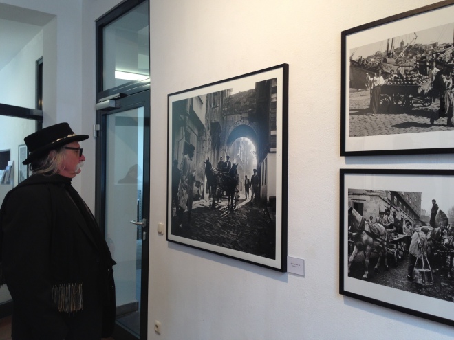 Noch bis zum 12. April sind ab heute die Fotos von Ara Güler, einem Armenier aus Istanbul in Monschau zu sehen. Über 100 Fotos füllen die Wände von drei Etagen im Kunst- und Kulturzentrum der Städteregion Aachen (KuK). 