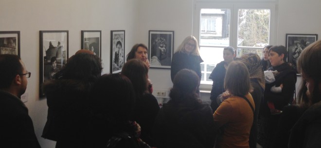 Die Leiterin des KuK, Dr. Nina Mika-Helfmeier führt durch die Ausstellung. Sie spricht über die Bilder und die Melancholie, die sie ausstrahlen. 