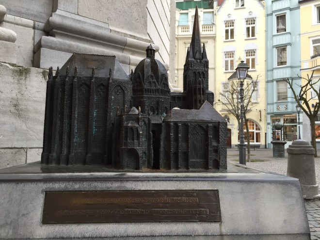 Der Dom in Bronze. Und hinten rechts sieht man das vermutlich schmalste Haus von Aachen. 