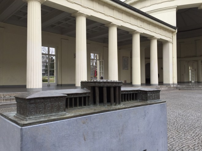 Der Eisenbrunnen und sein Tastmodell. Hier können Sehbehinderte und Blinde den Baukörper mit den Händen sehen.