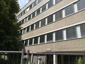 Auch von diesem leerstehenden Gebäude an der Adenauer Allee war die rede. Es kommt für Flüchtlinge nicht infrage, denn innen sind alle Leitungen und Kabel aus den Wänden gerissen, außen fallen Platten ab. Die Sanierung würden 2 Jahre dauern und Millionen kosten. 
