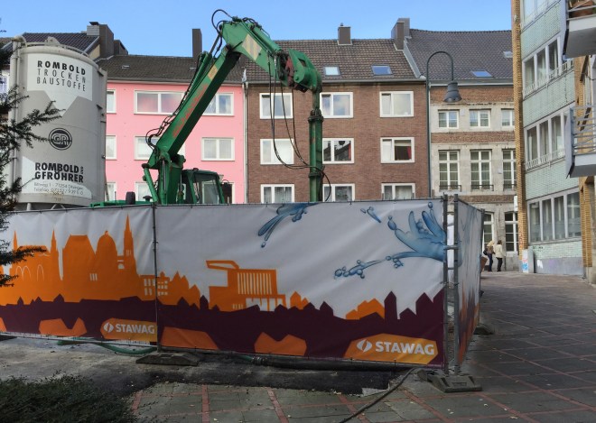 Diese erhebende Anblick bietet sich denen, die von der Rennbahn aus die Klappergasse 12 anstreben. Mit Blick ausf die Häuserzeile in der unteren Jakobstraße. 