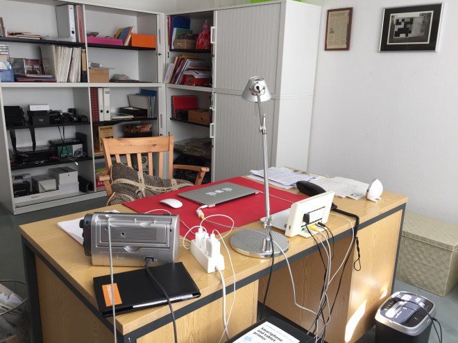Wenn es schon mal aufgeräumt ist, darf es auch fotografiert werden: Das Arbeitszimmer. Es ist ein Prototyp und ist mit allerlei zweckmäßigemKrempel ausgestattet. Nichts lenkt ab, der Blick aus dem Fenster hilft, dass sich die Augen entspannen.